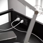 Table de chevet à 4 tiroirs avec station de charge, 2 ports USB et 1 prise, cadre en métal, plateau, tiroirs et poignées en bois d'ingénierie